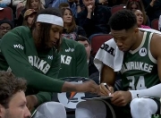 虎扑-字母哥重返赛场，战术调整首场状态出色，TL观众沸腾！赢得满堂喝彩的简单介绍