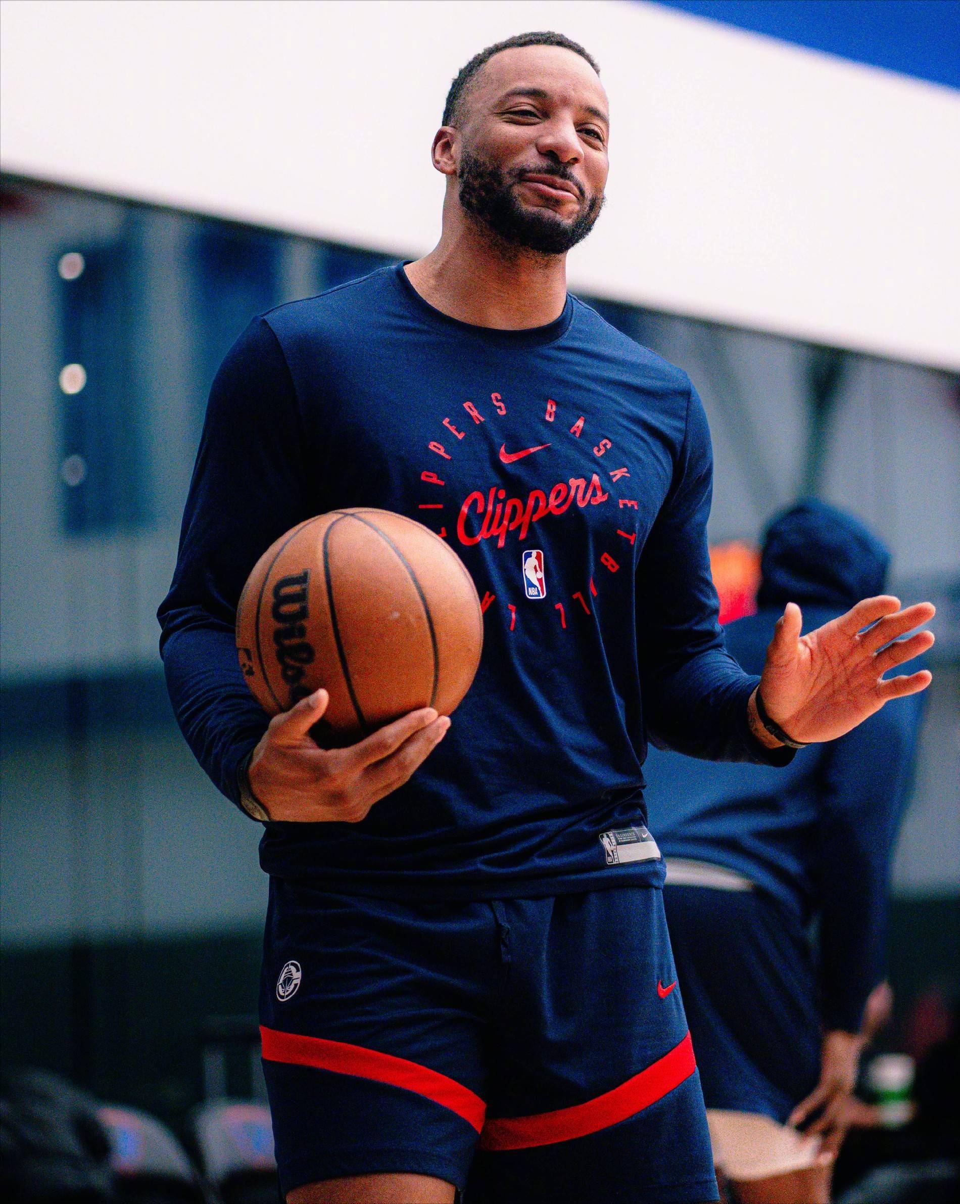 包含洛杉矶快船迎CBA季后赛关键赛，集结日外线爆发，引发热议，年轻球员得到机会的词条