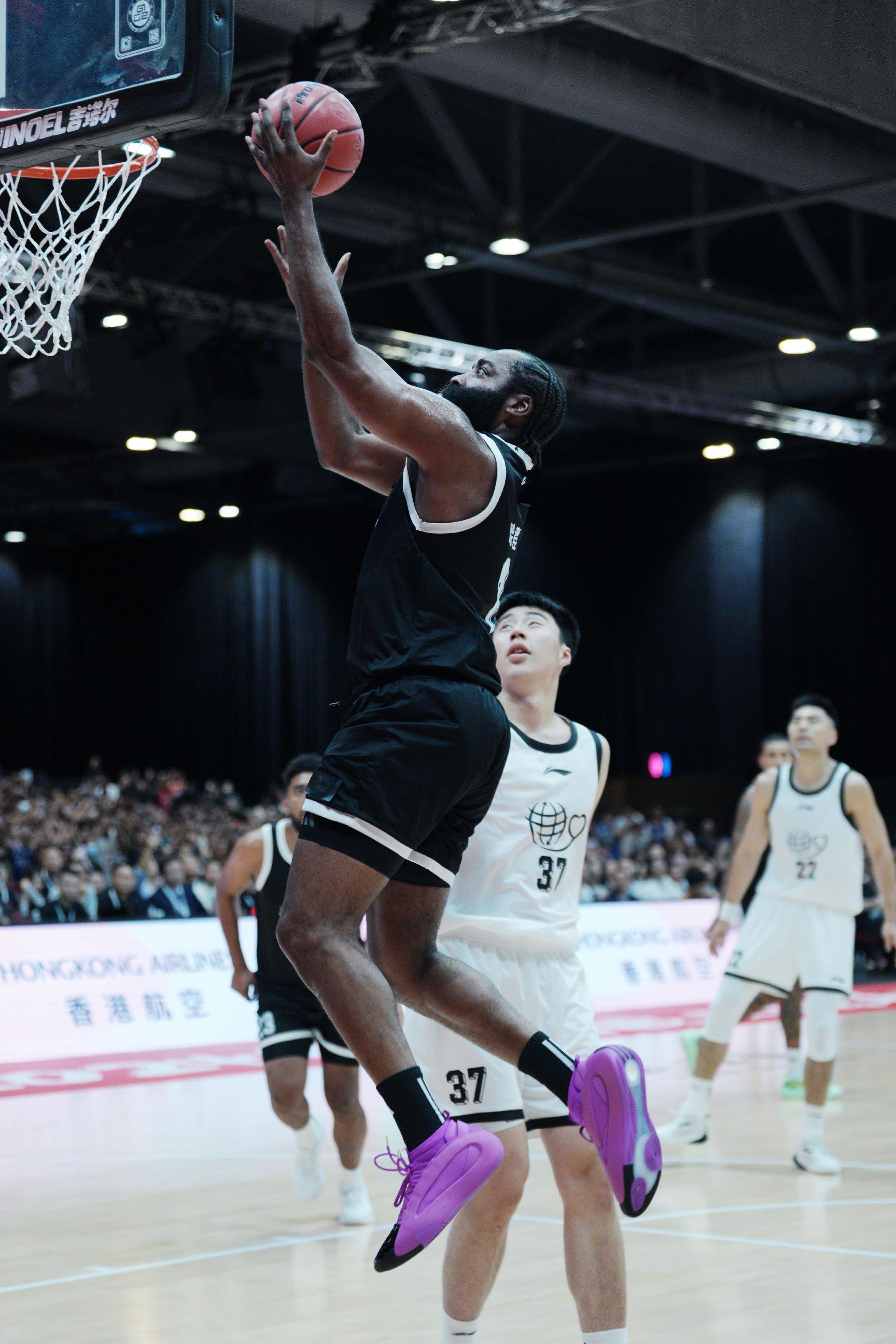 关于巴特勒迎来十赛季高光表现,巴黎圣日耳曼球迷沸腾!的信息 关于巴特勒迎来十赛季高光表现,巴黎圣日耳曼球迷沸腾!的信息